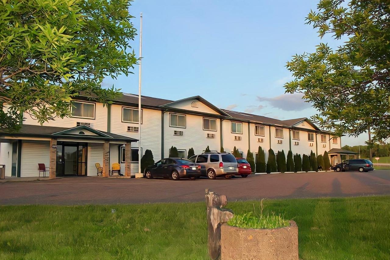 Amerivu Inn And Suites Stanley Exterior photo