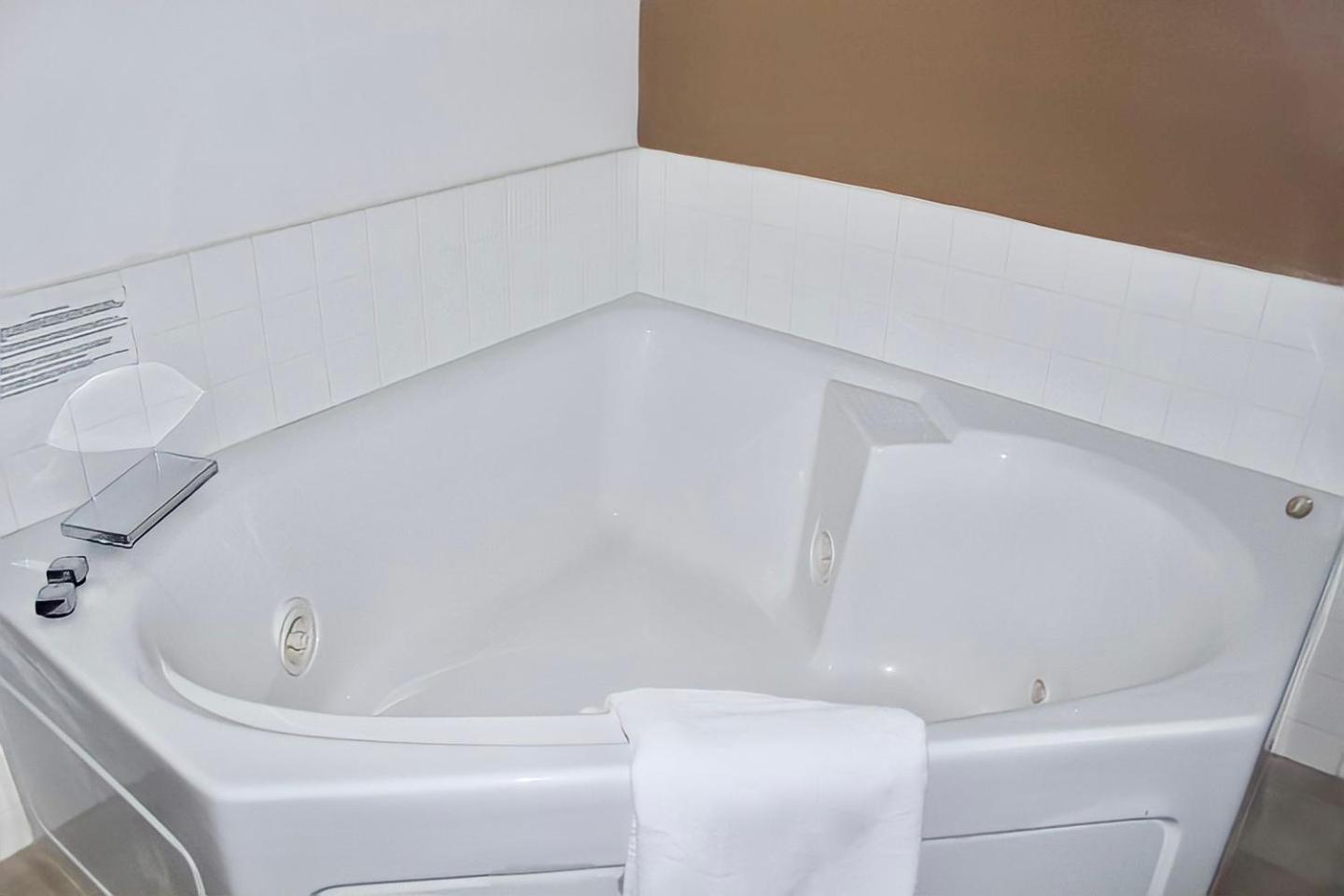 Amerivu Inn And Suites Stanley Room photo
